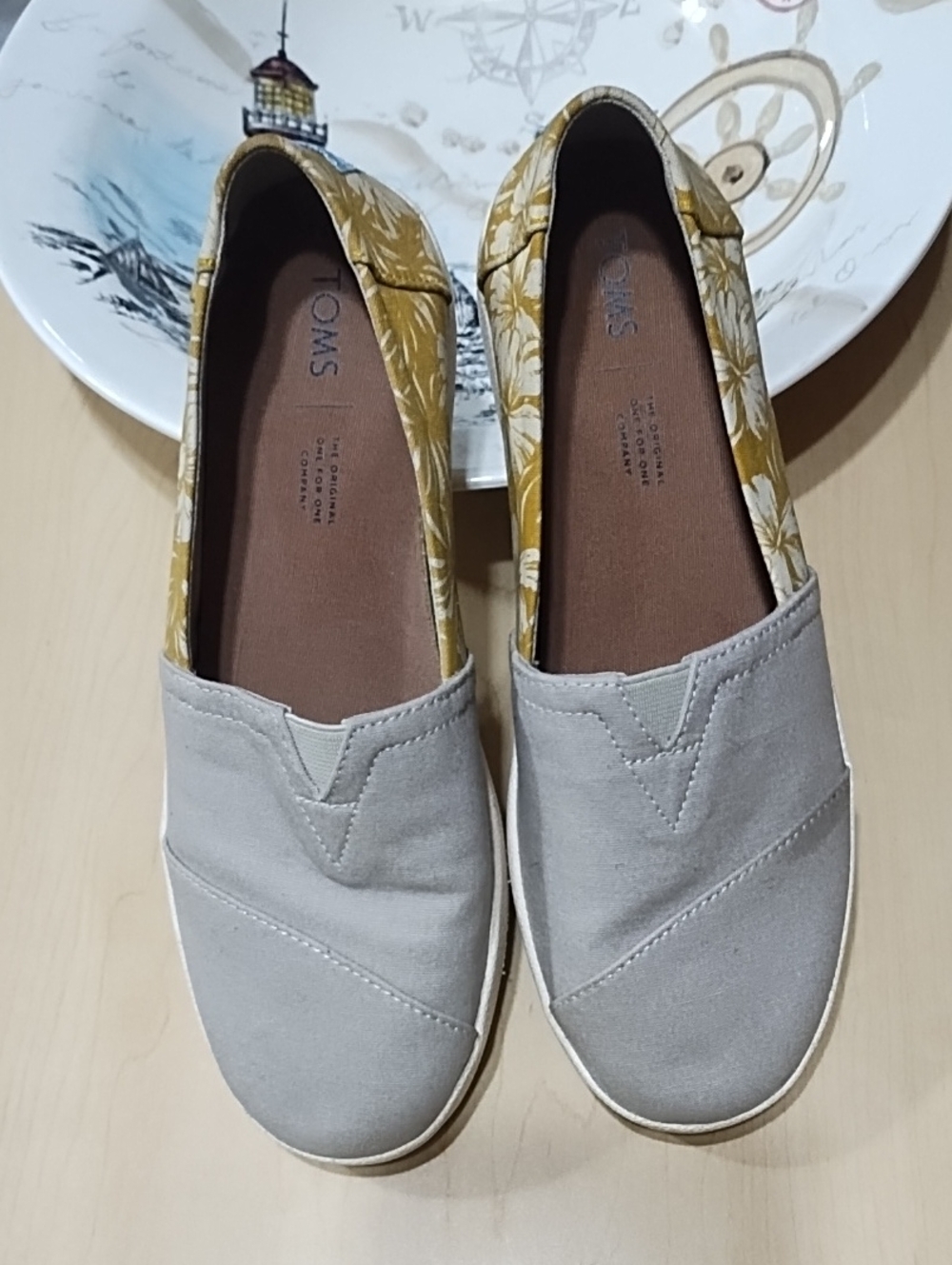 Toms Slip-On Flats in Gray with Yellow Floral Trim VGC Size 7.5.
